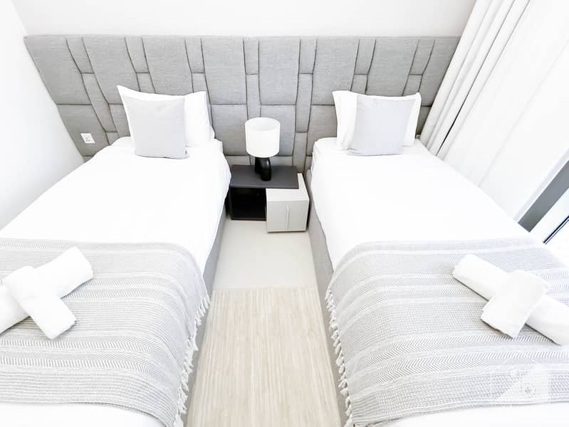 39 Crown Tower - 1307-Room2-1. jpg