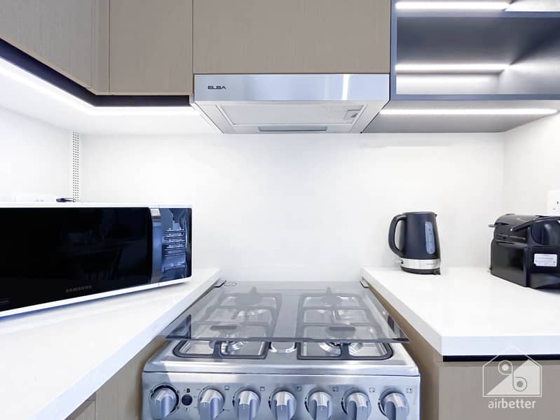 20 Crown Tower - 3401-Kitchen-2. jpg