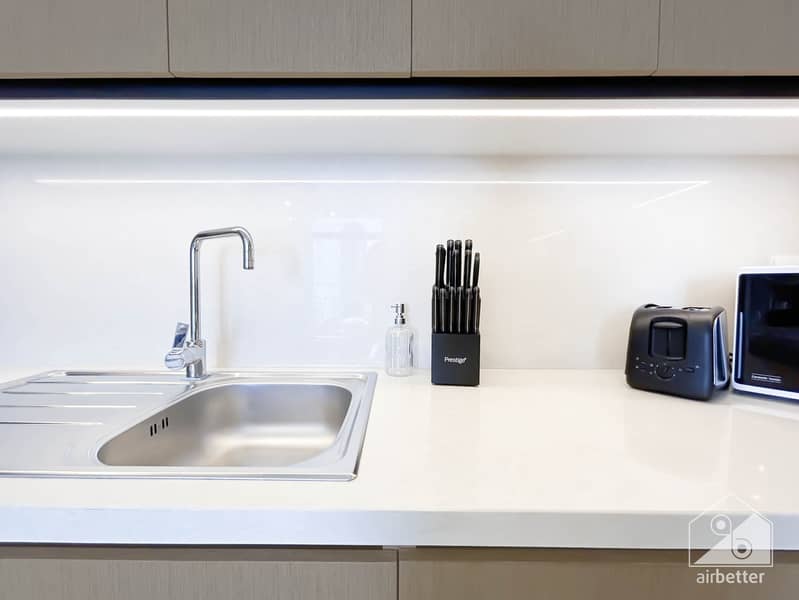 21 Crown Tower - 3401-Kitchen-3. jpg