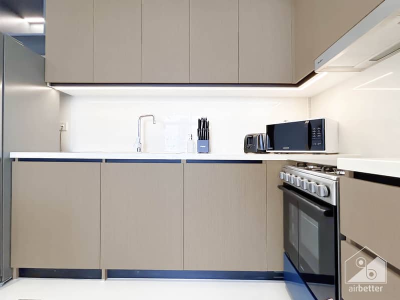 22 Crown Tower - 3401-Kitchen-4. jpg