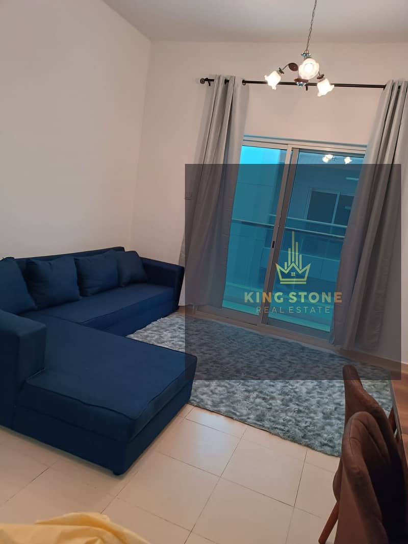 For rent, furnished, monthly apartment, one room and hall, in the City