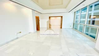 شقة في منطقة الكورنيش 4 غرف 169999 درهم - 9951604