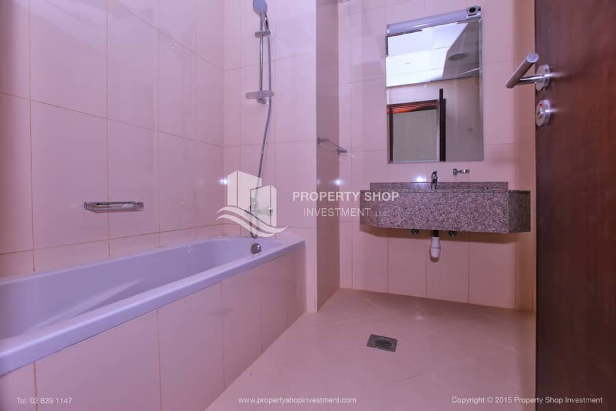 7 studio-apartment-abu-dhabi-al-reem-island-city-of-lights-hydra-avenue-bathroom. JPG