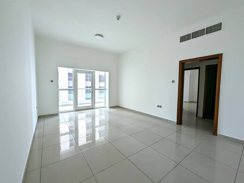 Chiller Free Close to Tram/Metro Vacant