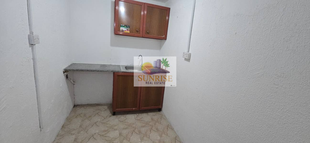BIG SIZE STUDIO APARTMENT AVAILABLE IN KARAMAH OPPOSITE SHEIKH KHALIFA