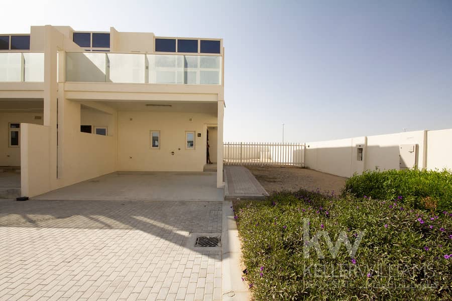 Vacant,Corner Single-row townhouse on a Large plot