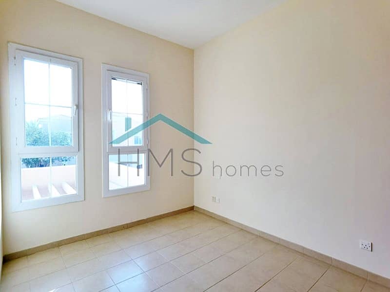 8 BACKING PARK | LOVELY GARDEN | AVAILABLE NOW