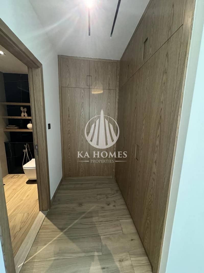 6 rooms on the largest crystal lake in Sharjah / full water view