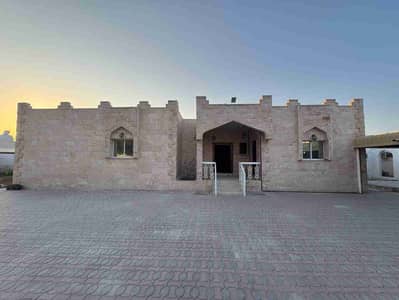 lilbaye fila dawr wahid fi alyash fi 5 ghuraf wisalih wamajlis wamatbakh wamulhaq misahat 1200 qadam matlub fi 17000 milyun
