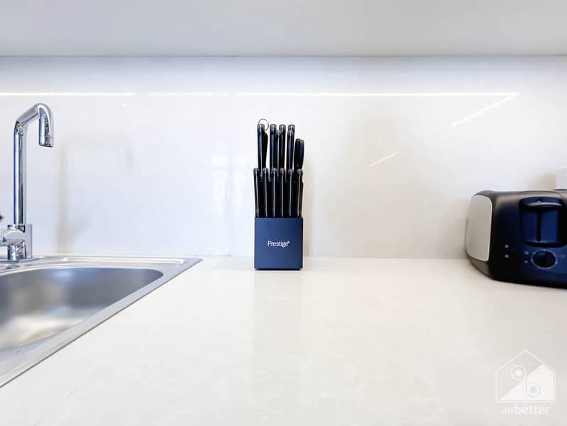 19 Crown Tower - 2901-Kitchen-4. jpg