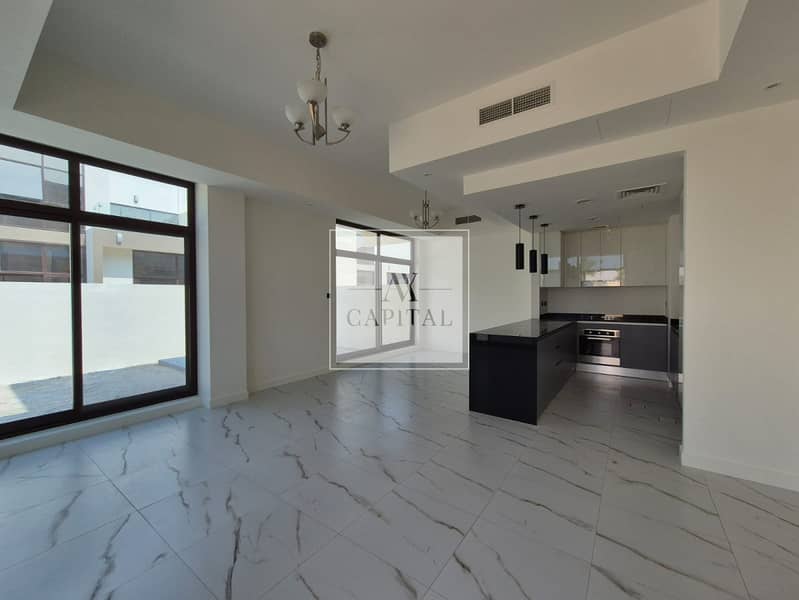 Corner Unit By Elie Saab Spacious