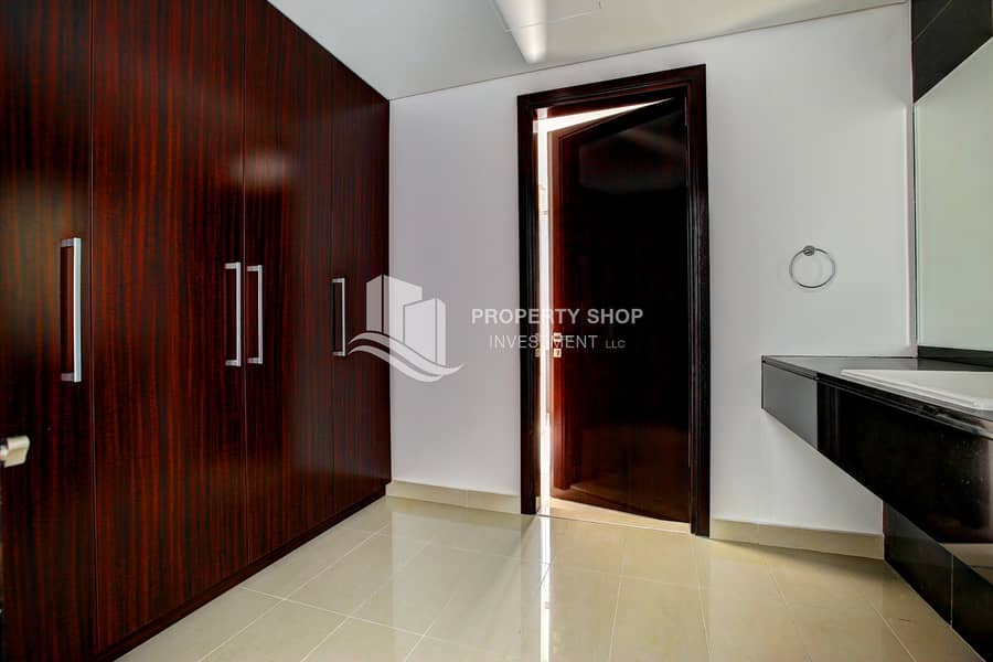13 4-br-apartment-abu-dhabi-al-reem-island-marina-square-mag-5-residences-wardrobe. JPG
