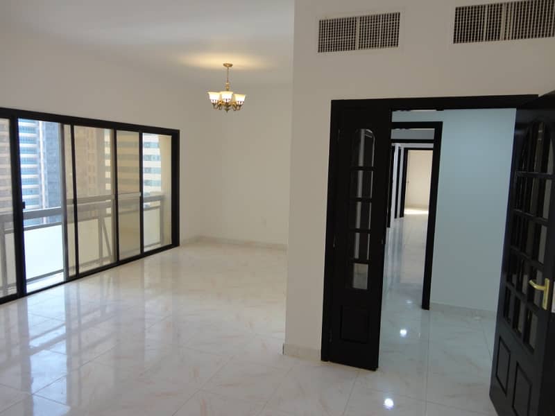 شقة في شارع المطار 3 غرف 70000 درهم - 3733241