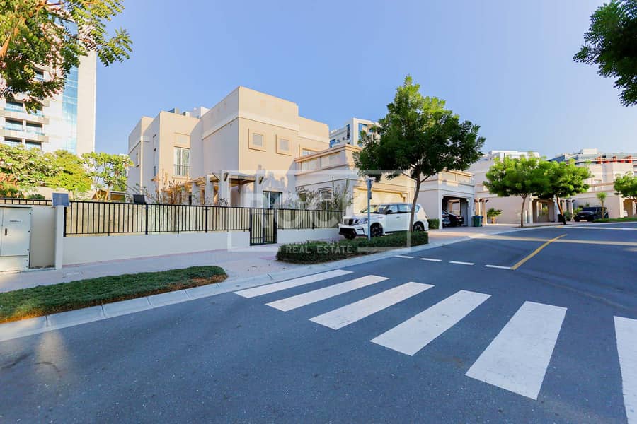 Spacious 5 Bedroom Villa|Ready to MoveIn