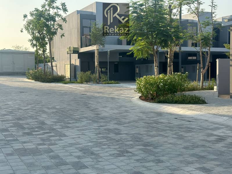 Corner Unit Smart Home Ready to Move in Green Community