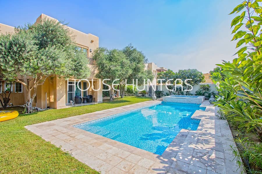 5 bed Opposite Park Stunning pool and garden