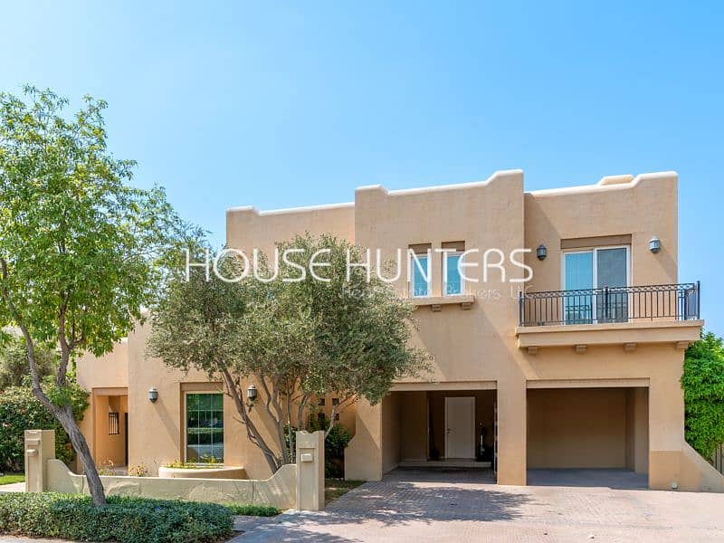 5 bed Opposite Park Stunning pool and garden