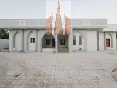 Like new villa hall 2 Majlis Maid room 5 bedroom big parking only local gcc hot property just 1.8m