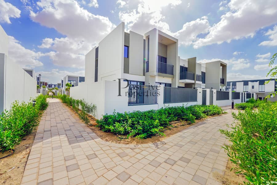 Next to the Pool and Kids play area | Corner | Extra parking spaces | Vacant Next to the Pool and Kids play area | Corner | Extra parking spaces | Vacant