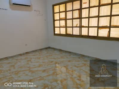 A villa in Al Mowaihat 3 consisting of five rooms, a hall, a living room, and five bathrooms, close to all services and public transportation.