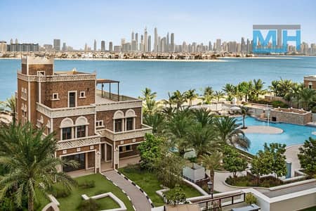 2 Bedroom Hotel Apartment for Rent in Palm Jumeirah, Dubai - Dubai Palm, Skyline and Pool View. jpg