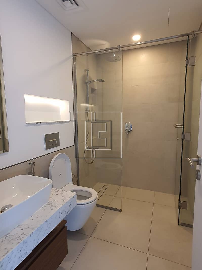 10 Bathroom_02. jpg