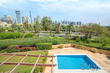 فیلا 5 غرف نوم للبيع في جزر جميرا، دبي - E.F Villa | Upgraded | City Skyline view فیلا 5 غرف نوم للبيع في جزر جميرا، دبي - E.F Villa | Upgraded | City Skyline view