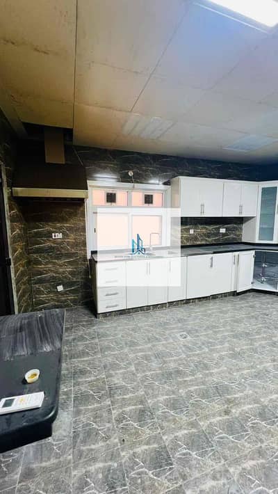 Good Condition Five Bedroom Hall Villa Near Amity School.
