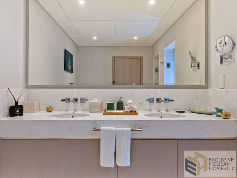24 Master washroom (6 of 8). jpg