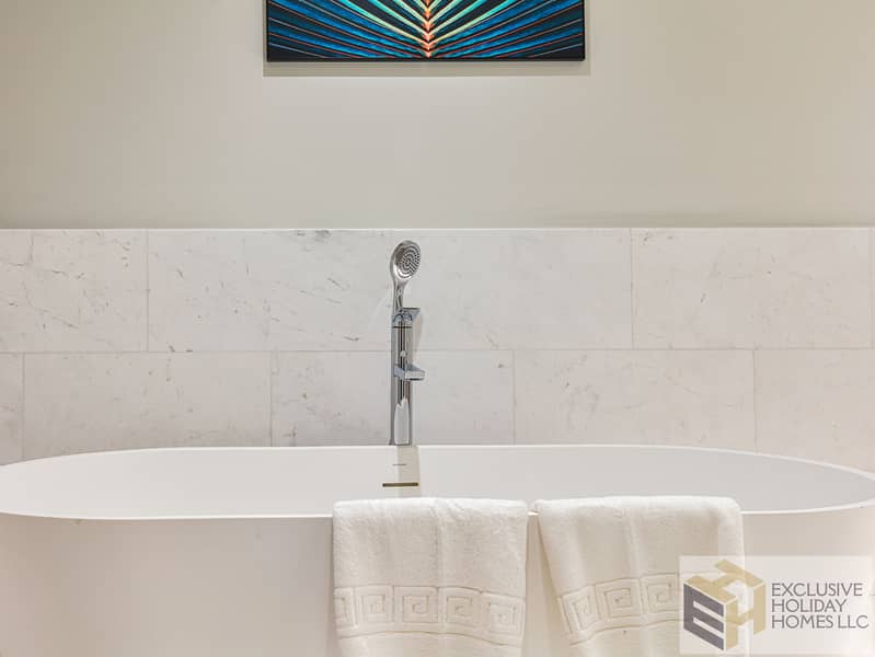 27 Master washroom (1 of 8). jpg