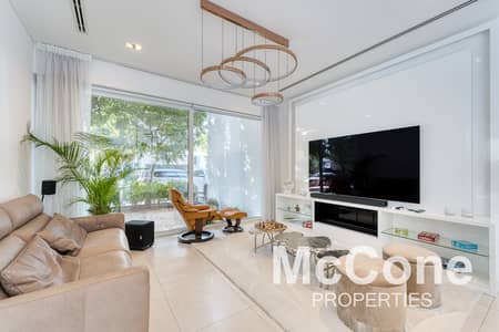 Corner Plot | High Ceiling | Aesthetic