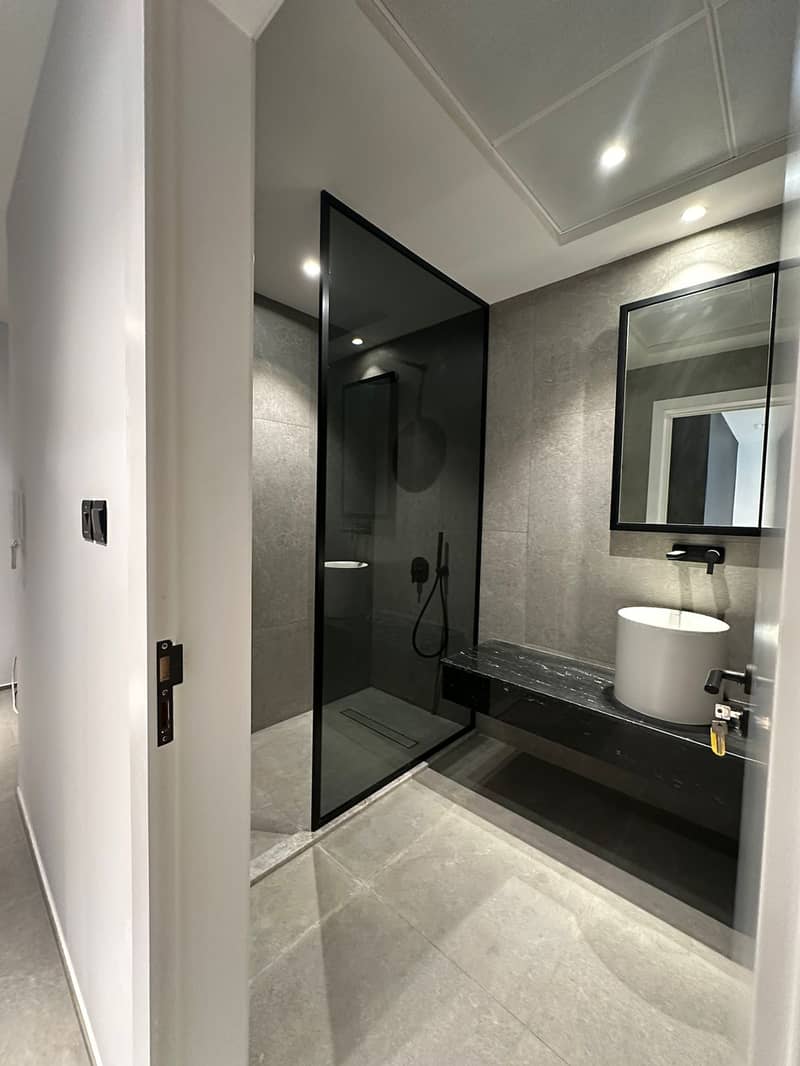 6 Bathroom. jpeg