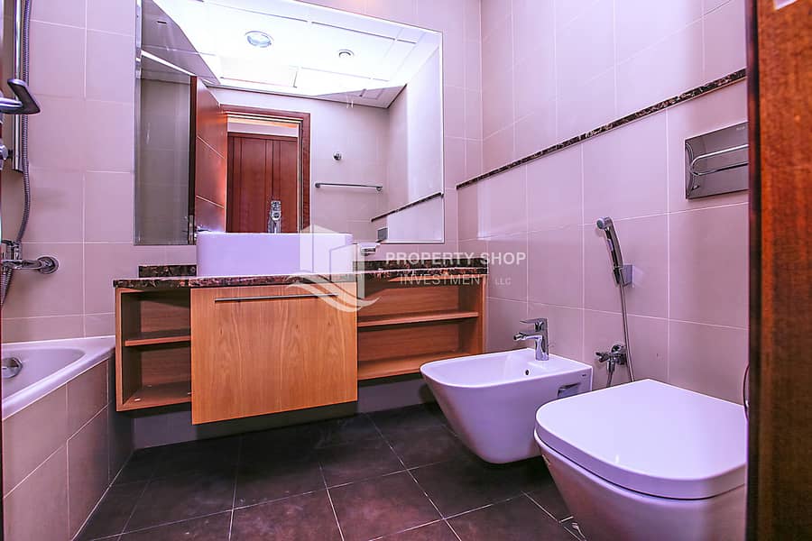 9 4-bedroom-apartment-abu-dhabi-corniche-wave-tower-bathroom. JPG