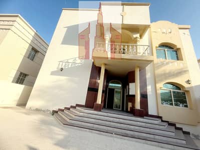 Like new villa 1 hall 1 Majlis balcony open view parking 2 big kitchen 6 bedroom just 120k