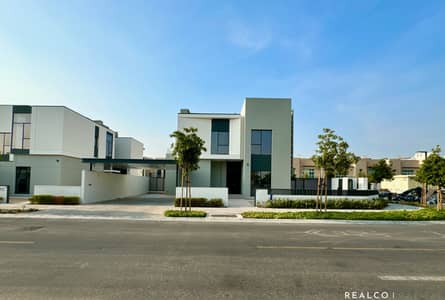 Spacious 4-Bed Corner Villa | Huge Plot | Walk to Park