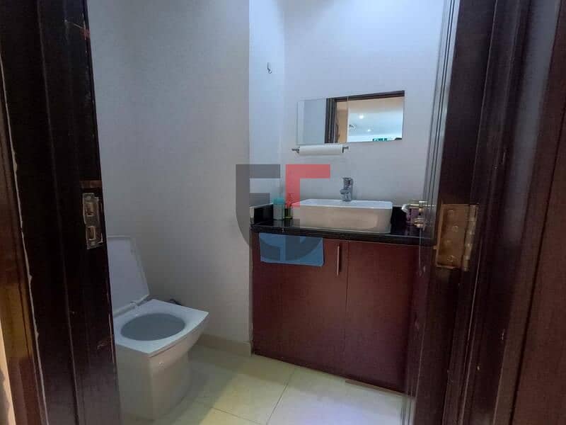 7 washroom x2 jumeirah bay office (1). jpg