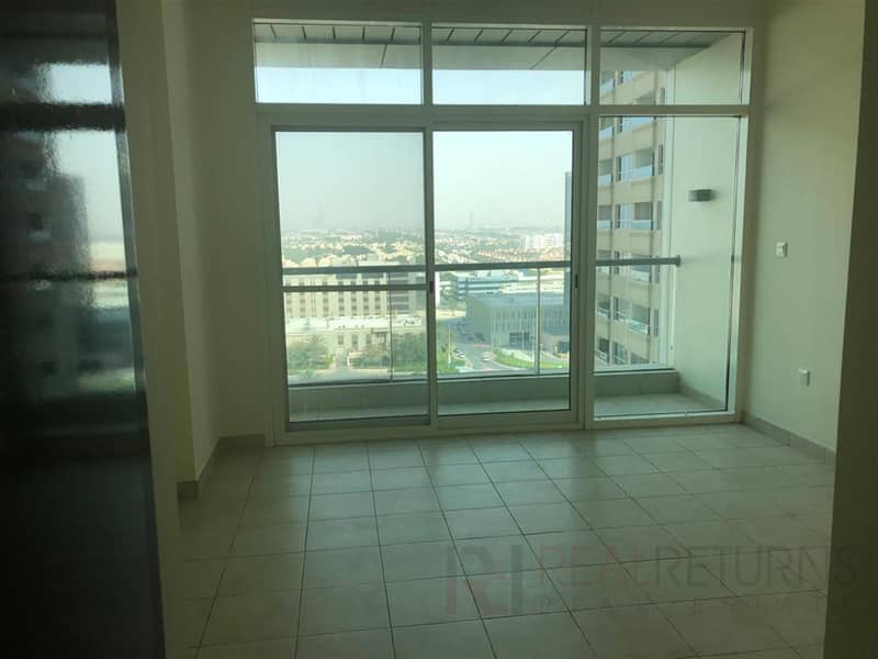 Attractive 1bed unfurnished with parking [AB]