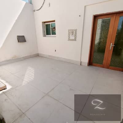 For rent house in Sharjah / Sabkha     A great location very close to the main street     The house is very clean