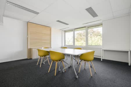 مکتب  للايجار في المعمورة، رأس الخيمة - Regus Office Park 3453 Waterloo Belgium Large Meeting Room. jpg