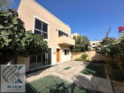 Corner villa | 2 floors | nice garden | next to exit