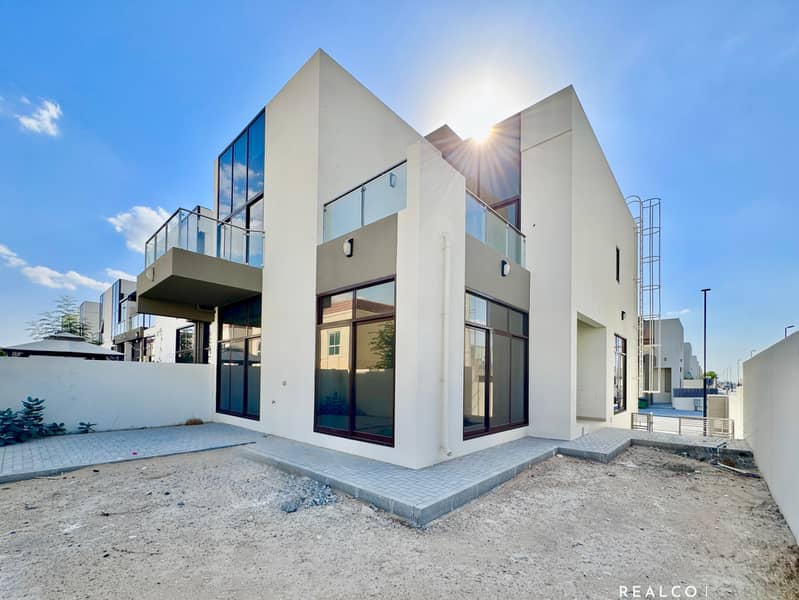 4-Bed Corner Villa | Steps from Park 4-Bed Corner Villa | Steps from Park
