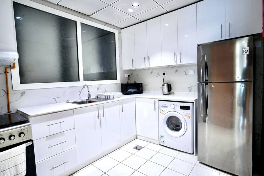 Elegant and Extremely Spacious 1 Bedroom - Image 6