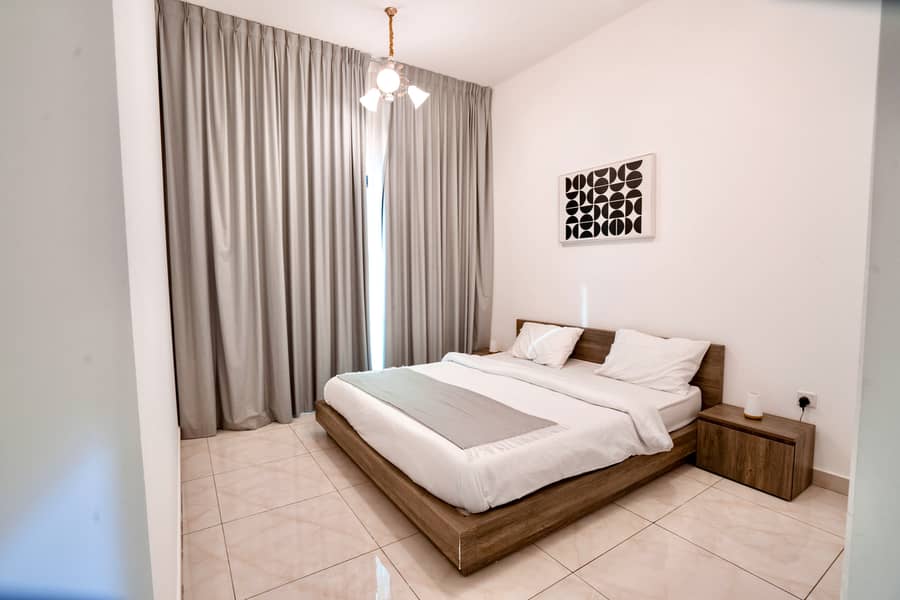 Elegant and Extremely Spacious 1 Bedroom - Image 7