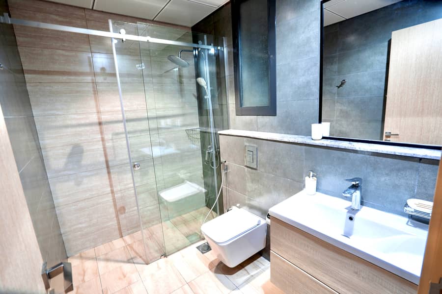 Elegant and Extremely Spacious 1 Bedroom - Image 12