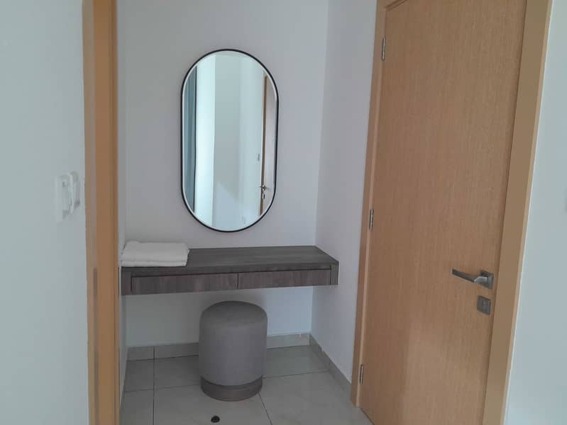 Elegant and Extremely Spacious 1 Bedroom - Image 14