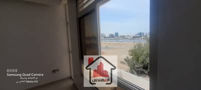 متاح فيلا بمشيرف اول ساكن اطلالة مباشرة علي البحر تشطيب سوبر لوكس الفيلا عبارة عن طابقين الطابق الاول مجلس بمساحة كبيره مع حديقة مع حمام 🛀مطبخ الطابق الثاني به ثلاثة غرفة ماستر كل غرفة مع حمام 🛀هول كبيرة مع حمام +مطبخ كبير السعر 95الف للسنة علي اربعة دفعا