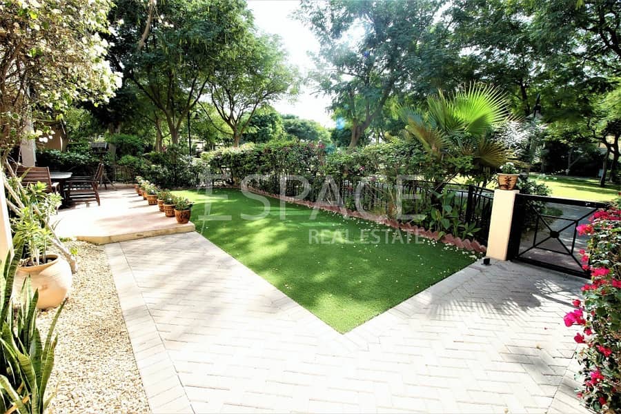 End Unit Townhouse - Well Maintained - Vacant End Unit Townhouse - Well Maintained - Vacant