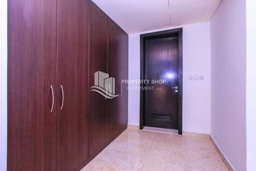 6 2-bedroom-apartment-al-reem-island-marina-square-ocean-terrace-closet. JPG