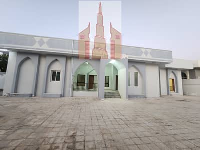 5 Bed room Hall Majlis maids room 4 master room big size 9000 sqfet 1.6m
