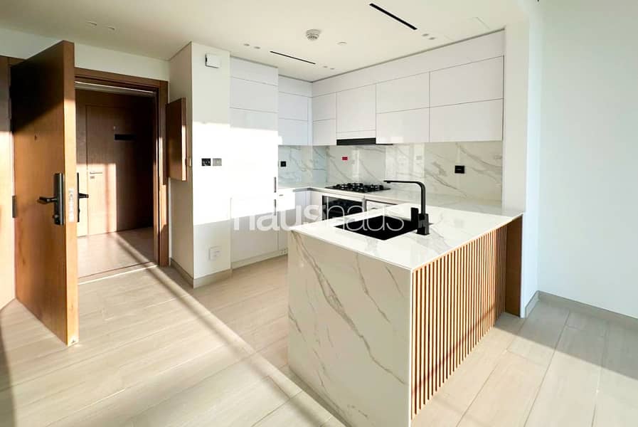 Modern | Unfurnished | available Jan | Balcony
